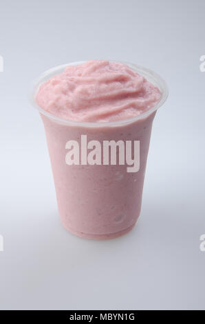 Yogurt alla fragola isolato su bianco Foto Stock