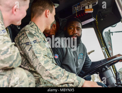 Sei NFL stelle visita aviatori su base aerea di Aviano, Italia, Aprile 4, 2018. La visita era parte di un OSU tournée in Italia e Germania. Le stelle sono Mario Addison, Carolina Panthers difensivo fine; Carlos Dunlap, Cincinnati Bengals difensivo fine; Ben Garland, Atlanta Falcons guardia; Mark Ingram, New Orleans Saints running back; Latavius Murray, Minnesota Vikings running back; e Rex Ryan, ex NFL head coach e corrente analista di ESPN. Foto Stock