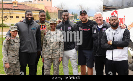 Sei NFL stelle visita aviatori su base aerea di Aviano, Italia, Aprile 4, 2018. La visita era parte di un OSU tournée in Italia e Germania. Le stelle sono Mario Addison, Carolina Panthers difensivo fine; Carlos Dunlap, Cincinnati Bengals difensivo fine; Ben Garland, Atlanta Falcons guardia; Mark Ingram, New Orleans Saints running back; Latavius Murray, Minnesota Vikings running back; e Rex Ryan, ex NFL head coach e corrente analista di ESPN. Foto Stock