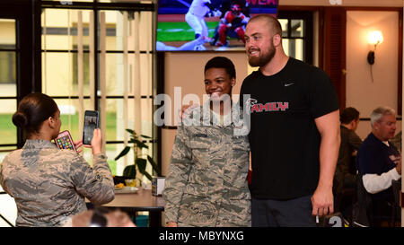 Sei NFL stelle visita aviatori su base aerea di Aviano, Italia, Aprile 4, 2018. La visita era parte di un OSU tournée in Italia e Germania. Le stelle sono Mario Addison, Carolina Panthers difensivo fine; Carlos Dunlap, Cincinnati Bengals difensivo fine; Ben Garland, Atlanta Falcons guardia; Mark Ingram, New Orleans Saints running back; Latavius Murray, Minnesota Vikings running back; e Rex Ryan, ex NFL head coach e corrente analista di ESPN. Foto Stock