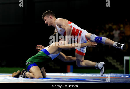 Il Pakistan Muhammad Bilal (sinistra) in azione contro l'Inghilterra del George Ramm (a destra) nell'uomo Freestyle 57 kg di bronzo a Carrara Arena Sportiva durante il giorno otto del 2018 Giochi del Commonwealth in Gold Coast, Australia. Foto Stock