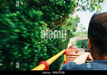 Tourist su open top bus turistico hop on hop off in Palma de Mallorca esplorare città Foto Stock