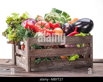 Fresh multi-verdure colorate in casse di legno. Foto Stock