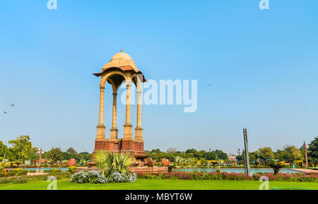 La tettoia dietro alla porta dell'India a Nuova Delhi Foto Stock