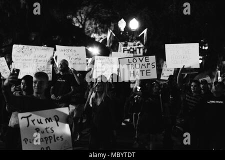 Anti-Trump protesta pacifica nel centro di Orlando (2016). Foto Stock