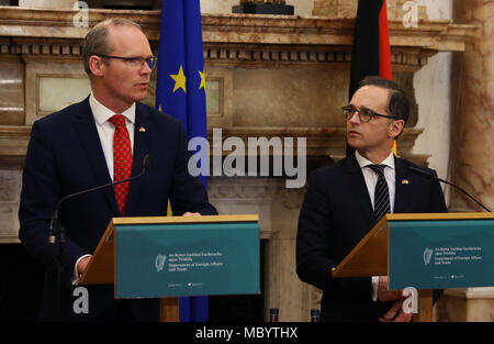 Simon COVENEY, Irlanda il Tanaiste (il vice Primo Ministro e Ministro per gli Affari Esteri e del commercio (sinistra) e Heiko Maas, il ministro federale tedesco per gli affari esteri, durante una conferenza stampa dopo i colloqui ufficiali a Iveagh House di Dublino. Picture Data: giovedì 12 aprile, 2018. Vedere PA storia politica Brexit. Foto di credito dovrebbe leggere: Brian Lawless/PA FILO Foto Stock