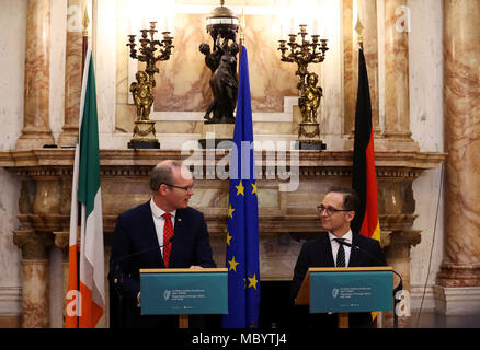 Simon COVENEY, Irlanda il Tanaiste (il vice Primo Ministro e Ministro per gli Affari Esteri e del commercio (sinistra) e Heiko Maas, il ministro federale tedesco per gli affari esteri, durante una conferenza stampa dopo i colloqui ufficiali a Iveagh House di Dublino. Picture Data: giovedì 12 aprile, 2018. Vedere PA storia politica Brexit. Foto di credito dovrebbe leggere: Brian Lawless/PA FILO Foto Stock