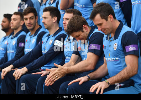 Gary Wilson del Derbyshire (secondo da destra) sente il freddo durante il giorno dei media al 3aaa County Ground a Derby. PREMERE ASSOCIAZIONE foto. Data immagine: Venerdì 6 aprile 2018. Il credito fotografico dovrebbe essere: Joe Giddens/PA Wire. Foto Stock