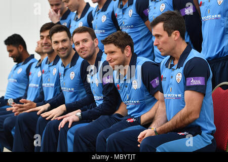 Derbyshire's Gary Wilson (secondo da destra) e Wayne Madsen (destra) sentire il freddo durante la giornata dei media al 3AAA County Ground nel Derby. Stampa foto di associazione. Picture Data: venerdì 6 aprile 2018. Foto di credito dovrebbe leggere: Joe Giddens/filo PA. Restrizioni: solo uso editoriale. Nessun uso commerciale senza il previo consenso scritto da parte della BCE. Immagine ancora utilizzare solo. Assenza di immagini in movimento per emulare broadcast. Non rimuovere od oscurare del logo dello sponsor. Foto Stock