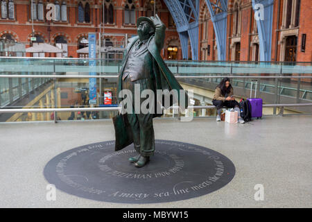 La statua del poeta John Betjeman (2007) da Martin Jennings guarda verso l'alto nell'atrio principale presso la stazione di St. Pancras, il 10 aprile 2018, a Londra, in Inghilterra. Foto Stock