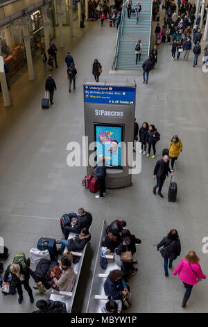 Passeggeri passano attraverso l'atrio principale presso la stazione di St. Pancras, il 10 aprile 2018, a Londra, in Inghilterra. Foto Stock