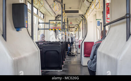 I mezzi di trasporto pubblico di persone seduti in tram, Vienna Austria , aprile.11, 2018 Foto Stock