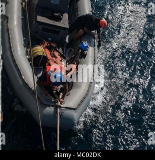 180110-N-DO281-1074 GOLFO ARABICO (GEN. 10, 2018) Ensign Nikunj Vasvani rimuove il mare painner da una rigida-scafo gonfiabile-barca, a bordo guidato-missili cruiser USS Monterey (CG 61). Il Monterey è distribuito negli Stati Uniti Quinta Flotta area di operazioni a sostegno della sicurezza marittima operazioni per rassicurare gli alleati e partner e preservare la libertà di navigazione e il libero flusso di commercio nella regione. (U.S. Foto di Marina di Massa Specialista comunicazione marinaio Trey Fowler) Foto Stock