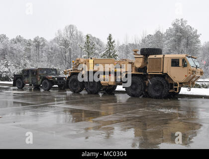 Stati Uniti Soldati con il campo officina di manutenzione 5 Recupero veicolo Team, Carolina del Sud la Guardia Nazionale, assistere Highway Patrol con recupero del veicolo durante una tempesta di neve in collina della roccia, South Carolina, Gennaio 17, 2018. I soldati erano in attesa di tutte le chiamate ricevute dall'autostrada pattuglia dei veicoli che restano bloccati, abbandonate o bloccare l'accesso alle strade principali. (U.S. Esercito nazionale Guard foto di Spc. Chelsea Baker) Foto Stock