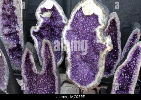 Ametista le grotte di cristallo sul display Foto Stock