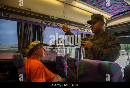 Gli ospiti che partecipano al primo Marine Corps Air Station (ICM) Yuma Winter Tour dell'anno osservare le capacità della stazione, una dimostrazione del K-9 unità ed un ostacolo corso dimostrazione in varie posizioni su ICM Yuma, Ariz., gen. 16, 2017. Le visite non sono state condotte negli ultimi due anni, ma sono stati ripresi da Col. David A. Suggs, la stazione comandante, per instaurare un rapporto migliore con la comunità. (U.S. Marine Corps foto scattata da Cpl. Isaac Martinez) Foto Stock