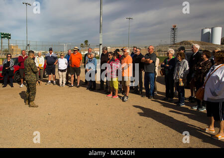 Gli ospiti che partecipano al primo Marine Corps Air Station (ICM) Yuma Winter Tour dell'anno osservare le capacità della stazione, una dimostrazione del K-9 unità ed un ostacolo corso dimostrazione in varie posizioni su ICM Yuma, Ariz., gen. 16, 2017. Le visite non sono state condotte negli ultimi due anni, ma sono stati ripresi da Col. David A. Suggs, la stazione comandante, per instaurare un rapporto migliore con la comunità. (U.S. Marine Corps foto scattata da Cpl. Isaac Martinez) Foto Stock