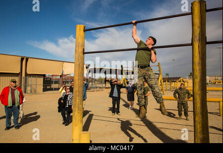 Gli ospiti che partecipano al primo Marine Corps Air Station (ICM) Yuma Winter Tour dell'anno osservare le capacità della stazione, una dimostrazione del K-9 unità ed un ostacolo corso dimostrazione in varie posizioni su ICM Yuma, Ariz., gen. 16, 2017. Le visite non sono state condotte negli ultimi due anni, ma sono stati ripresi da Col. David A. Suggs, la stazione comandante, per instaurare un rapporto migliore con la comunità. (U.S. Marine Corps foto scattata da Cpl. Isaac Martinez) Foto Stock