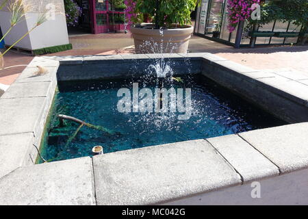 L'uomo ha fatto fontane ad acqua e piscina per giardino decorazione Foto Stock
