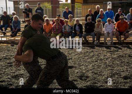 Gli ospiti che partecipano al primo Marine Corps Air Station (ICM) Yuma Winter Tour dell'anno osservare le capacità della stazione, una dimostrazione del K-9 unità ed un ostacolo corso dimostrazione in varie posizioni su ICM Yuma, Ariz., gen. 16, 2017. Le visite non sono state condotte negli ultimi due anni, ma sono stati ripresi da Col. David A. Suggs, la stazione comandante, per instaurare un rapporto migliore con la comunità. (U.S. Marine Corps foto scattata da Cpl. Isaac Martinez) Foto Stock