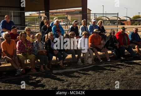 Gli ospiti che partecipano al primo Marine Corps Air Station (ICM) Yuma Winter Tour dell'anno osservare le capacità della stazione, una dimostrazione del K-9 unità ed un ostacolo corso dimostrazione in varie posizioni su ICM Yuma, Ariz., gen. 16, 2017. Le visite non sono state condotte negli ultimi due anni, ma sono stati ripresi da Col. David A. Suggs, la stazione comandante, per instaurare un rapporto migliore con la comunità. (U.S. Marine Corps foto scattata da Cpl. Isaac Martinez) Foto Stock