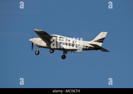 G-BNGT, un Piper PA-28-181 Cherokee Archer II azionato dall'Edinburgh Flying Club, in occasione di una visita all'Aeroporto di Prestwick in Ayrshire. Foto Stock