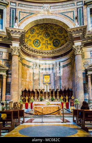 Roma, Italia, 24 aprile 2017. Parte del Pantheon tempio interno - altare. I turisti che cercano e scattare foto. Foto Stock