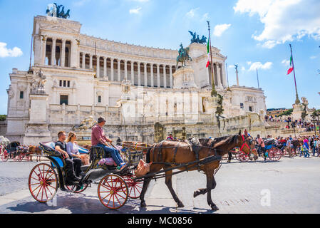 Roma, Italia, 24 aprile 2017. Piazza Venezia /Piazza Venezia/ e Victor Emmanuel Palace con i turisti in gita. Foto Stock