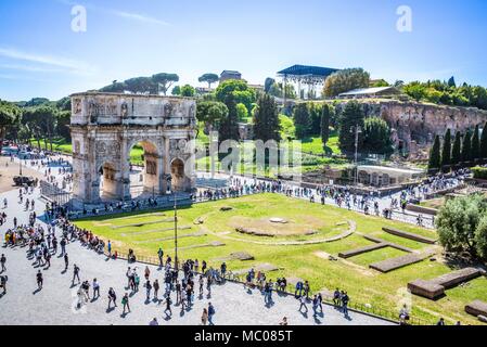 Roma, Italia, 24 aprile 2017. Il Colle Palatino - vista dal Colosseo. Foto Stock