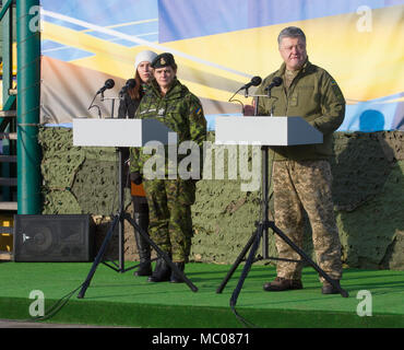 Yavoriv, Ucraina - il presidente ucraino Petro Poroshenko e Julie Payette, il governatore generale del Canada si rivolge a un gruppo di Stati Uniti, ucraino e soldati canadesi nel corso di una cerimonia presso il Yavoriv Combat Training Center (CTC) qui gen. 18. Durante la cerimonia di presentazione Poroshenko soldati ucraini con premi per il servizio eccezionale, mentre Payette lodato il corso internazionale di cooperazione militare presso il CTC. (U.S. Esercito foto di Sgt. Alexander rettore) Foto Stock