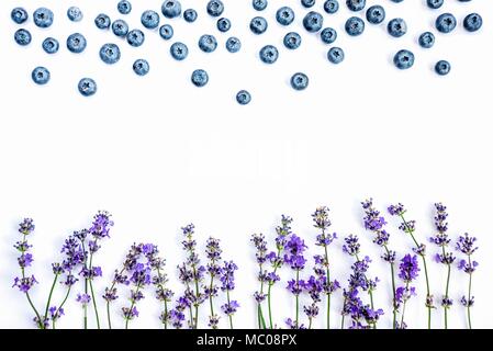Freschi di fiori di lavanda e mirtilli su uno sfondo bianco. Fiori di lavanda e mirtilli mock up. Copia dello spazio. Foto Stock