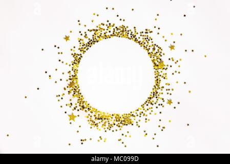 A forma di stella golden paillettes telaio disposti in cerchio. Foto Stock