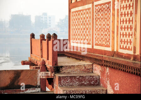 Vista sul fiume Yamuna da Ud-Daulah la tomba, Uttar Pradesh, India. Comunemente chiamato Baby Taj o Jewel Box, fu costruito tra il 1622-1628 Foto Stock