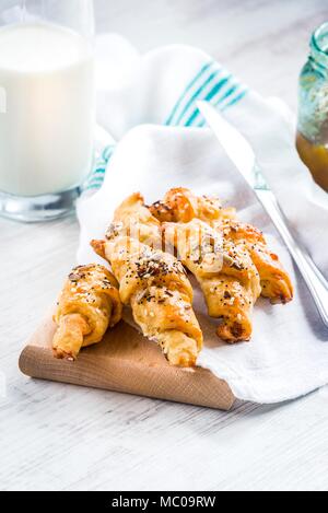 Vicino di casa cotto al forno mini croissant coperti con semi mix. La colazione del mattino. Foto Stock