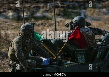 Marines con seconda luce corazzato battaglione di ricognizione di sedersi sulla parte superiore di una luce veicolo blindato dopo aver terminato un corso di incendio durante la gunnery di base della formazione di Camp Lejeune, N.C., Gennaio 17, 2018. Marines azionato il LAV-25A2 per meglio familiarizzarsi con il sistema di arma e di migliorare il livello generale di coesione unità tra i membri dell'equipaggio. (U.S. Foto di Marina di Lance Cpl. Leynard Kyle Plazo) Foto Stock