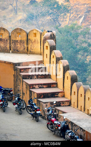 Parcheggiate cicli motore lungo le pareti esterne di Jaigarh Fort, Rajasthan. Il forte fu costruito da Jai Singh nel 1726 e fa parte di Amber Fort complesso Foto Stock