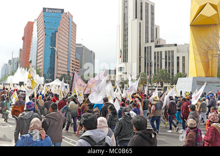 Le organizzazioni che protestavano politiche agricole fanno la loro strada lungo il Paseo de la Reforma a Città del Messico, il 30 gennaio 2018. Foto Stock