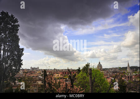 Drammatica sagomato ad imbuto cloud si libra sul panorama di Roma Foto Stock