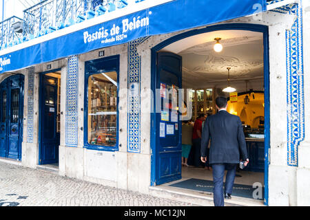 Esterno del Pasteis de Belem edificio con un uomo adulto accanto all'ingresso, Lisbona, Portogallo Foto Stock