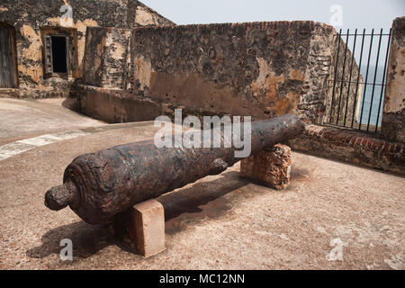 Cannon volti a ocean fuori del Castillo de San Felipe del Morro (El Morro Fort), il Sito Patrimonio Mondiale dell'UNESCO, la Città Vecchia di San Juan, Puerto Rico, STATI UNITI D'AMERICA Foto Stock