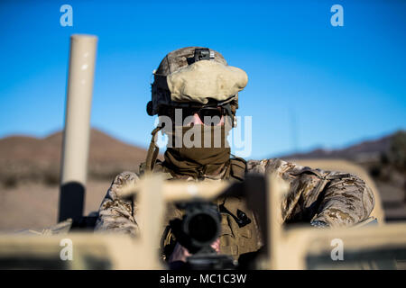 Lancia Cpl. Charles Wohlers, 1° LE artigliere, Marina Wing Support Squadron 371, prepara il suo ingranaggio per l'usura freddo prima che il fuoco motorizzato e movimento Esercizio Esercizio su serie 114, al Marine Corps Air Ground Centro di combattimento, ventinove Palms, California, Gennaio 18, 2018 come una parte di formazione integrata esercizio 2-18. Lo scopo di ITX è creare un impegnativo, addestramento realistico ambiente che produce la lotta contro-pronto di forze in grado di operare come un sistema integrato di MAGTF. (U.S. Marine Corps Foto di PFC. William Chockey) Foto Stock