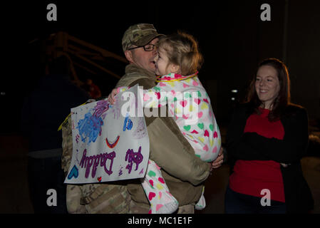 Master Sgt. Michael Johnson, 436th delle forze di sicurezza Squadron defender, abbracci la sua figlia Amelia, come sua moglie, Kelly, guarda a gennaio 21, 2018 Alla Dover Air Force Base, Del. Johnson era una famiglia riunita dopo sei mesi di distribuzione per il Medio Oriente. (U.S. Air Force Photo by Staff Sgt. Aaron J. Jenne) Foto Stock