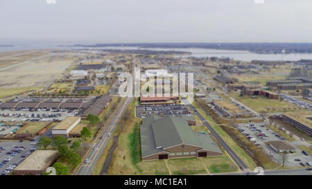 Langley Air Force base, Virginia, vista aerea che documenta il layout e l'infrastruttura dell'installazione sotto il 633rd Air base Wing, sede del 1st Fighter Wing. La stampa fotografica storica registra le strutture di base da una prospettiva aerea. Foto Stock