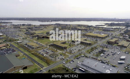 Langley Air Force base, Virginia, documentazione aerea delle strutture operative gestite dal 633rd Air base Wing e dal 1st Fighter Wing. La stampa fotografica di archivio registra il layout del campo di volo e le aree di attività dell'unità. Foto Stock