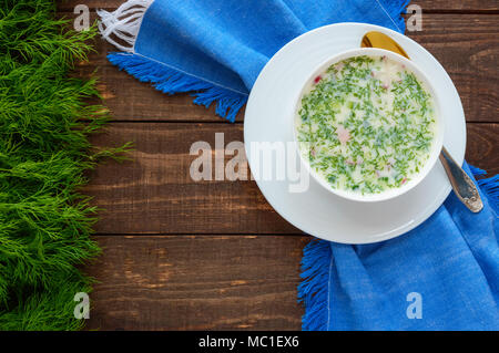 Slavo piatto tradizionale - Zuppa fredda 'Okroshka' su yogurt. Dietetici piatto rinfrescante. Vista superiore Foto Stock