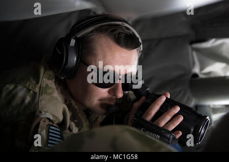 Stati Uniti Air Force Staff Sgt. John McRell, 1a lottare contro lo squadrone della fotocamera, antenna emittente di combattimento, documenti di un F-16 Fighting Falcon durante una KC-135 Stratotanker missione di rifornimento sull'Afghanistan, 23 gennaio, 2018. Il combattimento aereo le emittenti sono addestrati per documentare le operazioni di combattimento, esercizi e altri oneri da terra e nell'aria. (U.S. Air Force Foto di Tech. Sgt. Paolo Labbe) Foto Stock