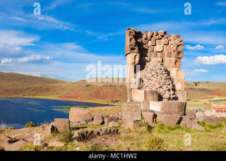 Sillustani è un pre-Inca terreno di sepoltura sulle rive del lago Umayo vicino a Puno in Perù Foto Stock