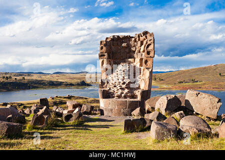 Sillustani è un pre-Inca terreno di sepoltura sulle rive del lago Umayo vicino a Puno in Perù Foto Stock