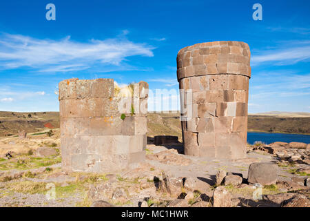 Sillustani è un pre-Inca terreno di sepoltura sulle rive del lago Umayo vicino a Puno in Perù Foto Stock