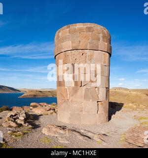 Sillustani è un pre-Inca terreno di sepoltura sulle rive del lago Umayo vicino a Puno in Perù Foto Stock